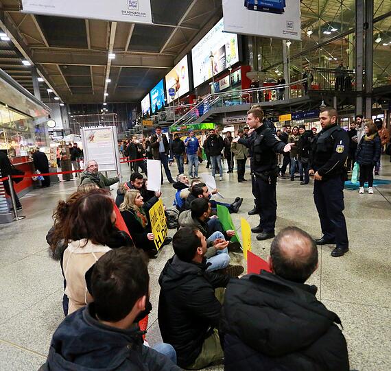 Politische Aktion am Münchner Hauptbahnhof gegen die Erdogan-Politik. Die Bilder!