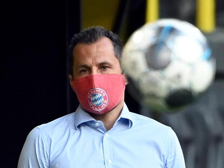 FC Bayern Münchens Sportdirektor Hasan Salihamidzic steht mit Mundschutz im Stadion. Foto: Federico Gambarini/dpa-Pool/dpa/Archivbild