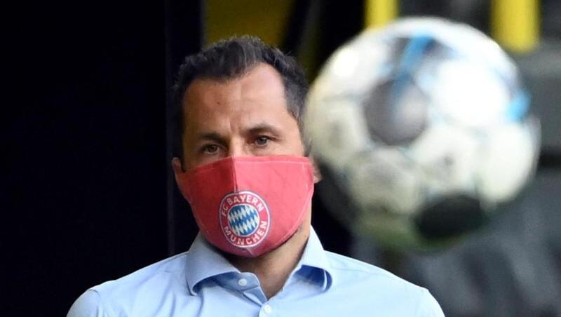 FC Bayern Münchens Sportdirektor Hasan Salihamidzic steht mit Mundschutz im Stadion. Foto: Federico Gambarini/dpa-Pool/dpa/Archivbild FC Bayern Münchens Sportdirektor Hasan Salihamidzic steht mit Mundschutz im Stadion. Foto: Federico Gambarini/dpa-Pool/dpa/Archivbild