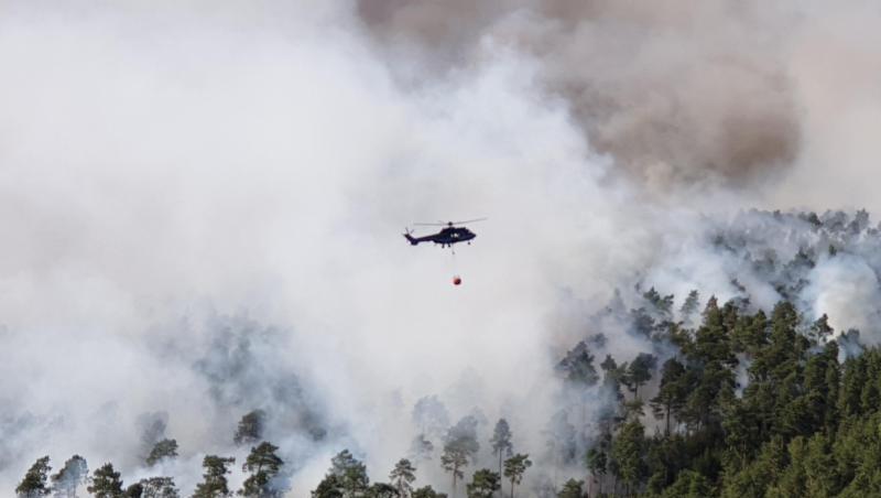 Ein Hubschrauber der Bundespolizei fliegt bei Löscharbeiten über einem Waldstück in der Lieberoser Heide. Ein Hubschrauber der Bundespolizei fliegt bei Löscharbeiten über einem Waldstück in der Lieberoser Heide.