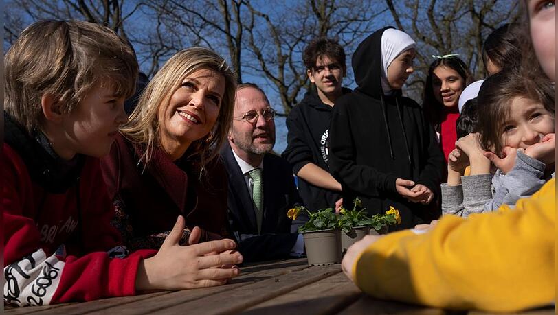 Viele Kinder umringten Königin Máxima bei ihrem Besuch in einer Flüchtlingsunterkunft.