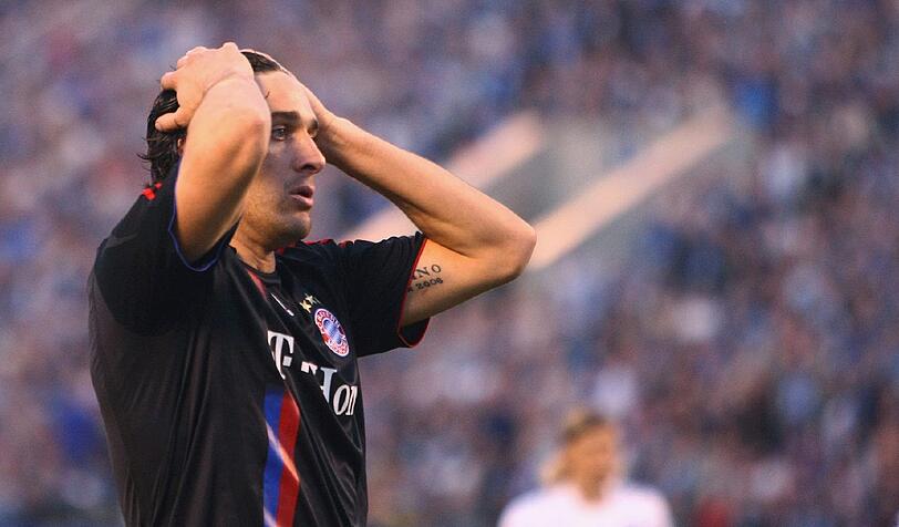 Luca Toni fassungslos. Später entschuldigt er sich bei den Fans für &bdquo;das schlechteste Spiel, an das ich mich erinnern kann.&ldquo;