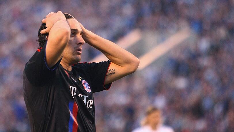 Luca Toni fassungslos. Später entschuldigt er sich bei den Fans für &bdquo;das schlechteste Spiel, an das ich mich erinnern kann.&ldquo;