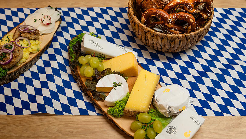 Wiesn-Feeling für zu Hause mit der einzigartigen Käse-Wiesnbox vom Tölzer Kasladen. Wiesn-Feeling für zu Hause mit der einzigartigen Käse-Wiesnbox vom Tölzer Kasladen.
