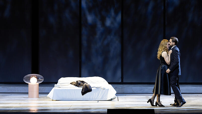 Vera-Lotte Boecker (Donna Anna) und Giovanni Sala (Don Ottavio) im ersten Akt. Vera-Lotte Boecker (Donna Anna) und Giovanni Sala (Don Ottavio) im ersten Akt.