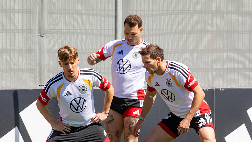 Alles eitel Sonnenschein? Für Lennart Karl (l.) gilt das definitiv, er darf sich Chancen auf einen Platz in der WM-Stammelf machen. Ganz im Gegensatz zu David Raum (Mitte) und Leon Goretzka, denen die Bank droht. Alles eitel Sonnenschein? Für Lennart Karl (l.) gilt das definitiv, er darf sich Chancen auf einen Platz in der WM-Stammelf machen. Ganz im Gegensatz zu David Raum (Mitte) und Leon Goretzka, denen die Bank droht.