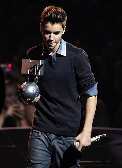 Der Teenie-Star heimste gleich zwei Awards ein: bester männlicher Künstler und bester Popstar.