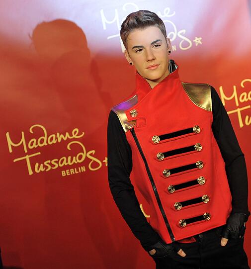 Zeit wurde es: Der US-Sänger Justin Bieber ist immerhin mit seinen erst 18 Jahren so erfolgreich wie mancher Alt-Musiker. Jetzt hat er seine wachsige Ehrung bei Madame Tussauds in Berlin erhalten - sehen Sie hier die Bilder...