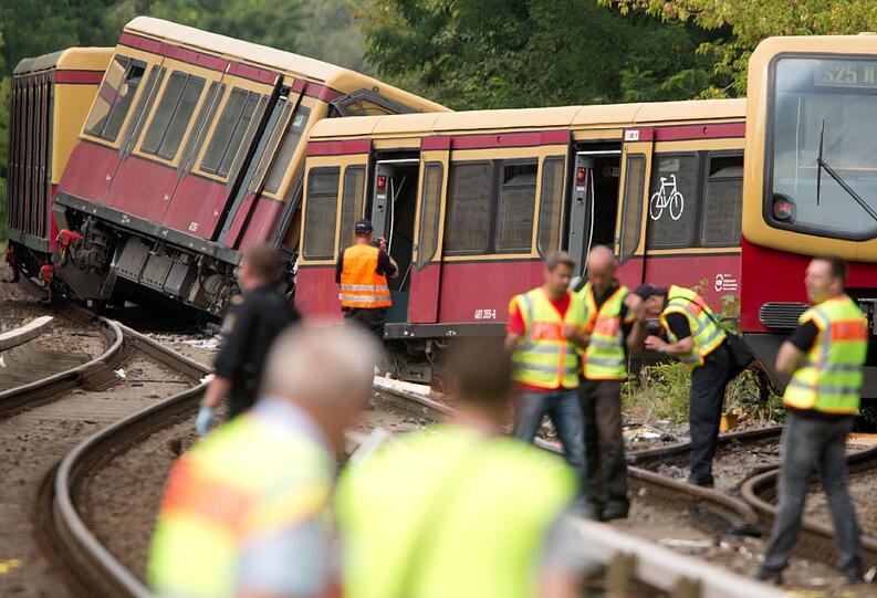 Augenzeugen berichteten von einem Blitzeinschlag an der Bahntrasse am Abend zuvor.