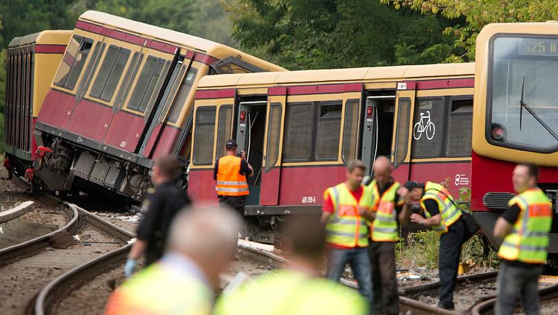 Augenzeugen berichteten von einem Blitzeinschlag an der Bahntrasse am Abend zuvor. Augenzeugen berichteten von einem Blitzeinschlag an der Bahntrasse am Abend zuvor.