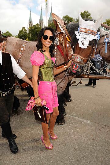 Alessandra Pocher, Claudia Effenberg und Co: Video: Promiandrang auf der Damenwiesn - Oktoberfest - Abendzeitung München