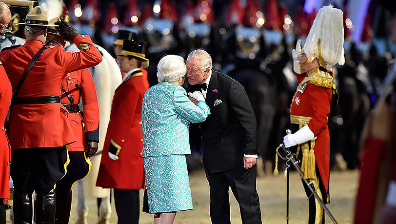 Superstars, Tiere und jede Menge TamTam - die Bilder von der bombastischen Geburtstagsfeier für Queen Elizabeth II. Superstars, Tiere und jede Menge TamTam - die Bilder von der bombastischen Geburtstagsfeier für Queen Elizabeth II.