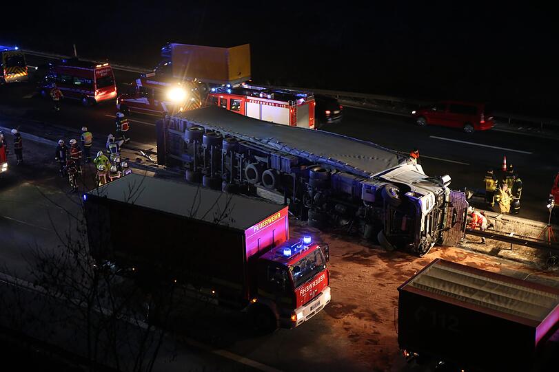 Ein mit Reifen beladener Lastwagen durchbrach am Donnerstag die Mittelleitplanke der A9 nahe des Autobahndreiecks Bayreuth/Kulmbach. Der Fahrer erlag noch am Unfallort seinen Verletzungen.