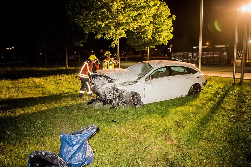 Ein 47-Jähriger flüchtet mit seinem Mercedes CLA vor einer Polizeikontrolle, übersieht einen Kreisverkehr und wird rund 40 Meter durch die Luft geschleudert. Die Bilder vom Einsatz