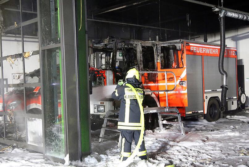 Brand im Feuerwehrhaus Kleinostheim. Bei dem Feuer in der Nacht auf Mittwoch waren zwei Fahrzeuge der Wehrler und Teile ihrer Ausrüstung zerstört worden. Während der Löscharbeiten verletzten sich zudem drei Feuerwehrleute leicht.