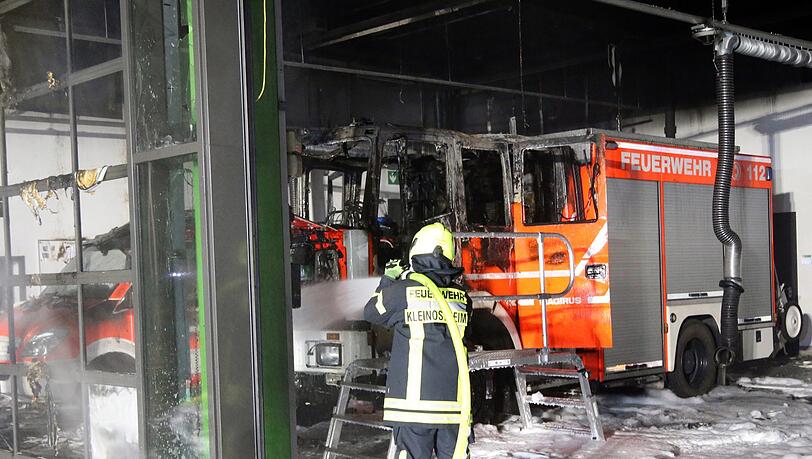Brand im Feuerwehrhaus Kleinostheim. Bei dem Feuer in der Nacht auf Mittwoch waren zwei Fahrzeuge der Wehrler und Teile ihrer Ausrüstung zerstört worden. Während der Löscharbeiten verletzten sich zudem drei Feuerwehrleute leicht. Brand im Feuerwehrhaus Kleinostheim. Bei dem Feuer in der Nacht auf Mittwoch waren zwei Fahrzeuge der Wehrler und Teile ihrer Ausrüstung zerstört worden. Während der Löscharbeiten verletzten sich zudem drei Feuerwehrleute leicht.
