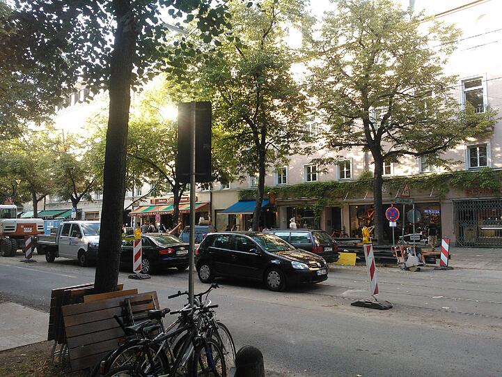 In der Wörthstraße kann man derzeit mit etwas Glück direkt vor den Lokalen parken.