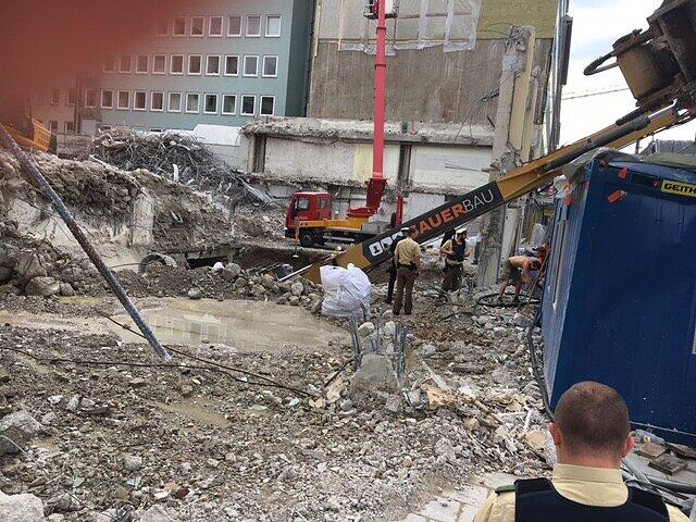 Die Bilder vom umgestürzten Bagger in Münchens Altstadt.