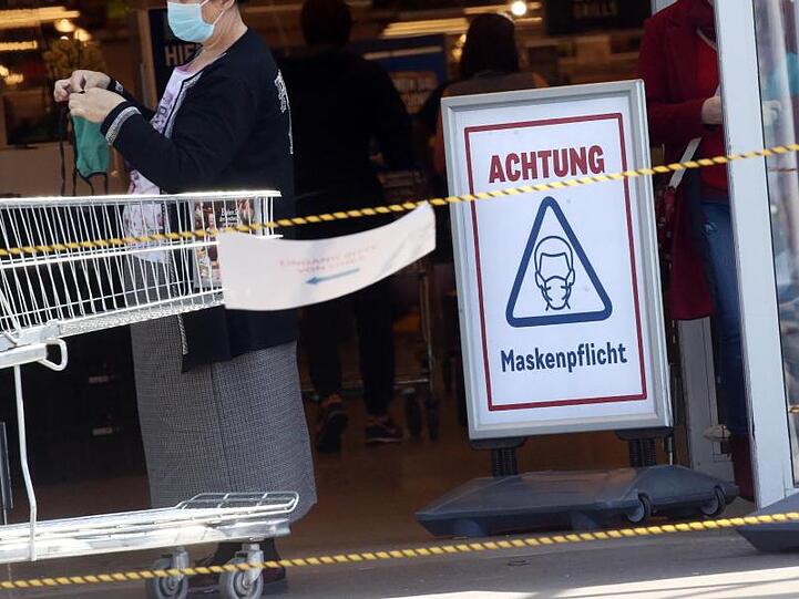 Zur Eindämmung des Coronavirus gilt seit Wochen eine Pflicht zum Tragen einer Mund-Nasen-Schutzmaske im öffentlichen Nahverkehr und beim Einkaufen.
