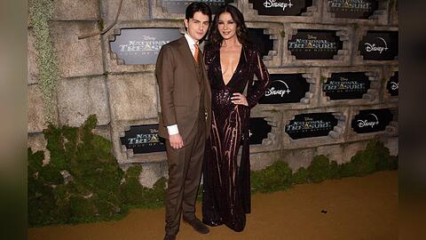 Dylan Douglas mit seiner Mutter Catherine Zeta-Jones in Los Angeles.