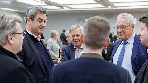 Markus Söder (2.v.l.), CSU-Parteivorsitzender und Ministerpräsident von Bayern, in Gesprächen.