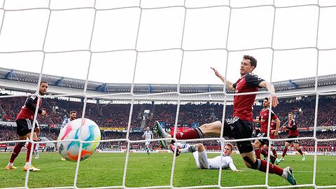 Der Karlsruher Mikkel Kaufmann (M, unten) trifft zur 1:0-Führung beim 1. FC Nürnberg.