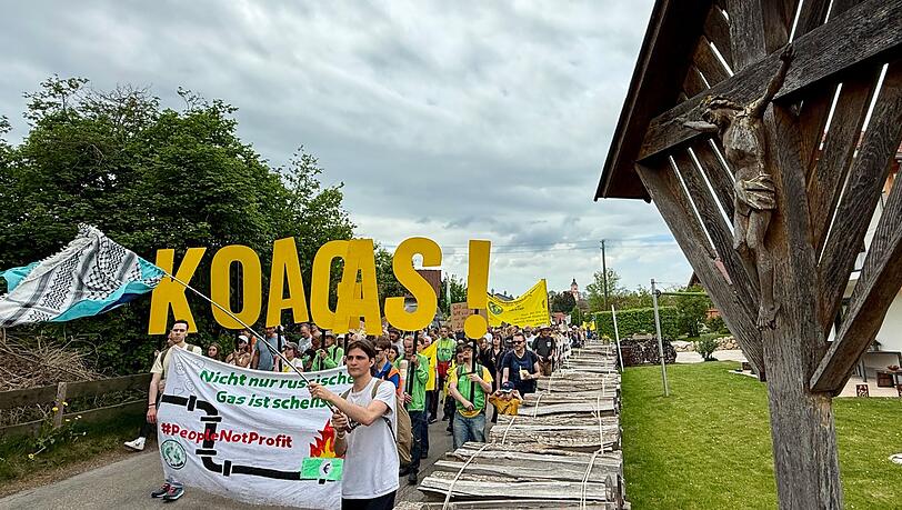 In Reichling demonstrierten Hunderte gegen geplante Gasbohrungen. In Reichling demonstrierten Hunderte gegen geplante Gasbohrungen.