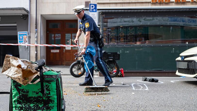 Polizisten und Rettungskr&auml;fte r&uuml;ckten zum Ort des Geschehens aus. (Symbolbild)