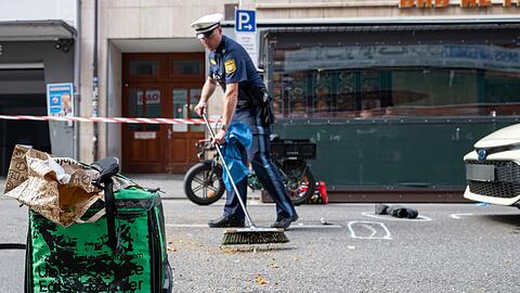Polizisten und Rettungskräfte rückten zum Ort des Geschehens aus. (Symbolbild) Polizisten und Rettungskräfte rückten zum Ort des Geschehens aus. (Symbolbild)