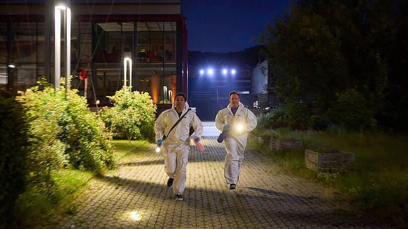 Auf der Suche nach den Ursachen für die mysteriöse Krankheit greifen Dr. Schmidtke (Maximilian Grill, links) und Dr. Neiss (Patrick Kalupa) sogar zu illegalen Methoden. Auf der Suche nach den Ursachen für die mysteriöse Krankheit greifen Dr. Schmidtke (Maximilian Grill, links) und Dr. Neiss (Patrick Kalupa) sogar zu illegalen Methoden.