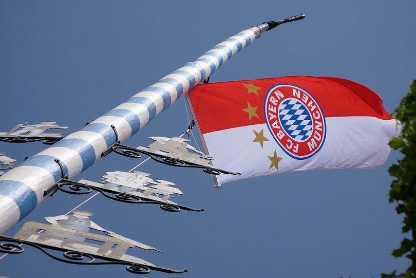 In Solln haben Bayernfans mal eben den maibaum umfunktioniert.