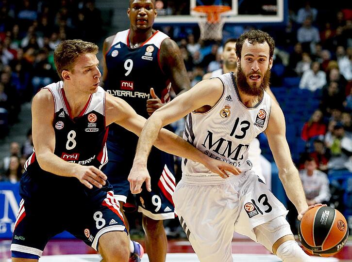 Chancenlos gegen Sergio Rodriguez (r.) von Real Madrid im Euroleague-Duell: Heiko Schaffartzik vom FC Bayern. Foto: Juanjo Martin