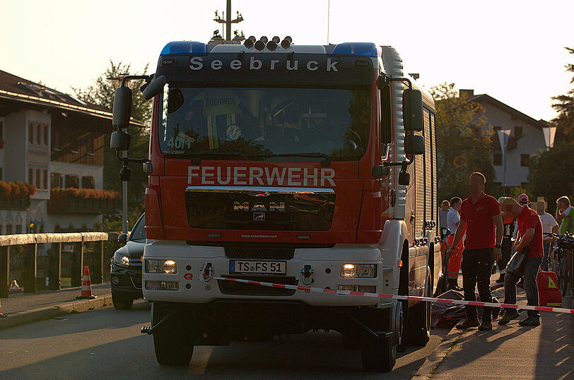 Tödlicher Fahrradunfall in Seebruck - eine 61-Jährige ist von einem Anhänger überrollt worden. Die Bilder vom Unfallort.