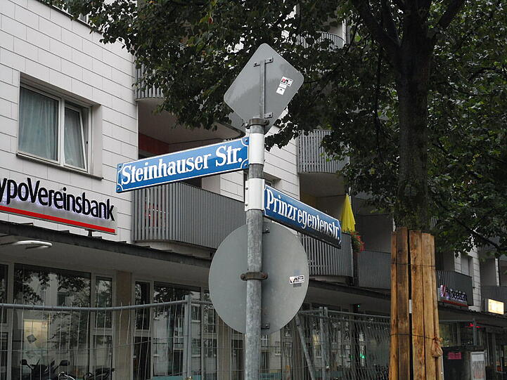 Auf der Prinzregentenstraße im Bereich Steinhausen wird für einen neuen Fernwärme-Anschluss gebuddelt.