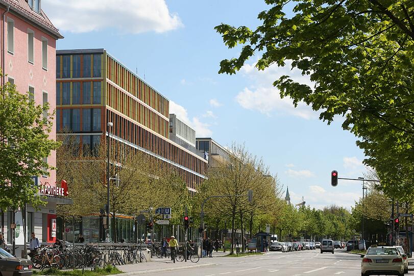 Moderne Formen neben sattem Grün.