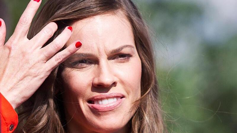 Hilary Swank hat sich viel Jahre lang aufopferungsvoll um ihren Vater gekümmert. Hilary Swank hat sich viel Jahre lang aufopferungsvoll um ihren Vater gekümmert.