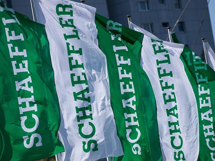 Fahnen mit dem Schaeffler-Logo wehen im Wind. Foto: Daniel Karmann/Archivbild