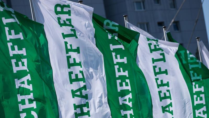 Fahnen mit dem Schaeffler-Logo wehen im Wind. Foto: Daniel Karmann/Archivbild Fahnen mit dem Schaeffler-Logo wehen im Wind. Foto: Daniel Karmann/Archivbild