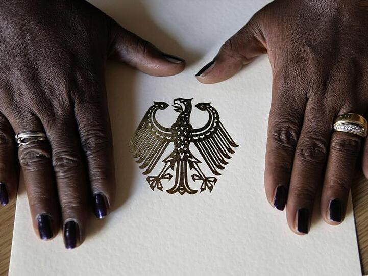 Den Angaben des Auswärtigen Amtes zufolge wurden im Jahr 2018 rund 48.000 Prüfungen zum Nachweis einfacher Deutschkenntnisse abgelegt.