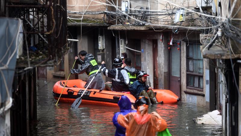 Überflutete Straße in Aach: Mit heftigem Regen, hohen Wellen und Sturmböen hatte "Lekima" am Samstag das chinesische Festland erreicht. Foto. Han Chuanhao/XinHua Überflutete Straße in Aach: Mit heftigem Regen, hohen Wellen und Sturmböen hatte "Lekima" am Samstag das chinesische Festland erreicht. Foto. Han Chuanhao/XinHua
