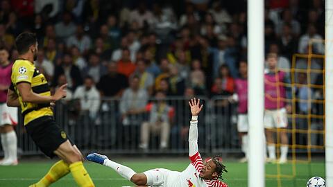 Leipzigs Xavi Simons fordert einen Strafstoß.