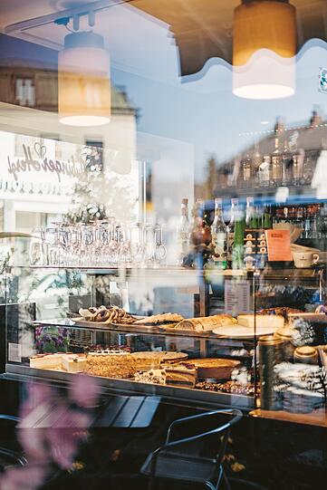 Eine Liaison von bayerischer und vietnamesischer Lebensart: Das Café Aubinger Herzl hat Torten aber auch ein typisches Hanoi-Frühstück.
