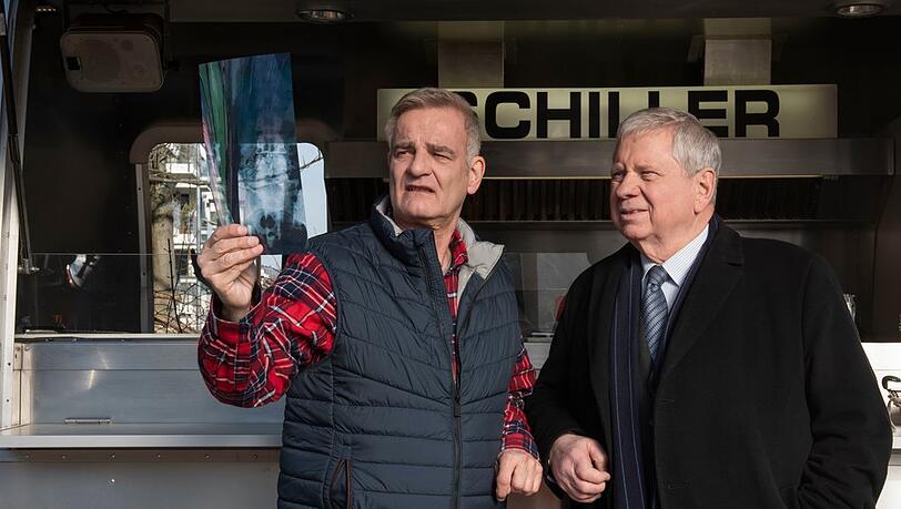 "Der Staatsanwalt: Ein neues Leben": Der ehemalige Arzt Stefan Schiller (Heinrich Schafmeister, l.) gibt Oberstaatsanwalt Bernd Reuther (Rainer Hunold) wertvolle Informationen zu einem Röntgenbild.