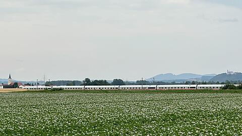 Der ICE blieb nach dem Angriff in der Nähe von Straßkirchen auf offener Strecke stehen.