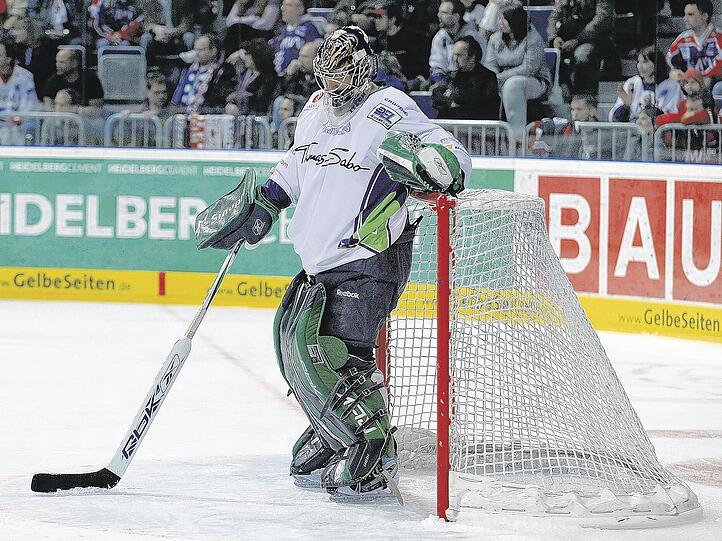 Ein Tiger  schiebt Frust: An Klasse-Keeper Frederic Cassivi lag es nicht, dass die Nürnberger Einshockey-Profis bereits im Playoff-Viertelfinale Endstation war - ganz im Gegenteil.