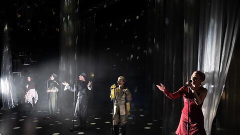 Alexandra Juschkewitsch, Pujan Sadri, Florian Jahr, Lea Ruckpaul und Nicola Kirsch in &bdquo;Reigen.Variationen&ldquo; im Marstall.