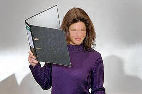 Ulrike T. betrat lächelnd den Gerichtssaal in Augsburg: Sie soll im Januar 2009 ihren Ehemann im Schlaf erschlagen haben.