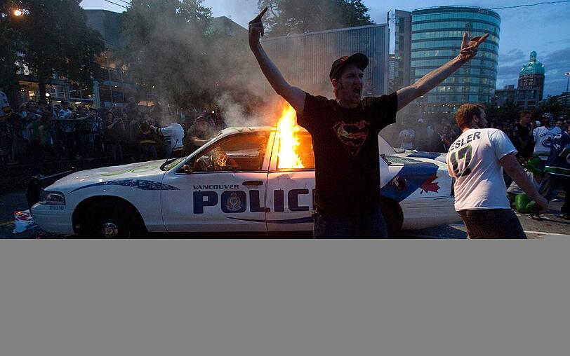 Brennende Polizei-Autos in Vancouver: Die Fans der Canucks rasteteten nch der Pleite im Stanley-Cup-Finale aus.