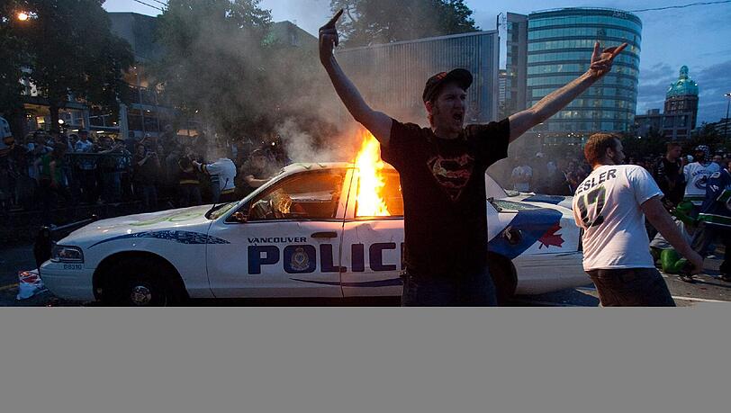 Brennende Polizei-Autos in Vancouver: Die Fans der Canucks rasteteten nch der Pleite im Stanley-Cup-Finale aus. Brennende Polizei-Autos in Vancouver: Die Fans der Canucks rasteteten nch der Pleite im Stanley-Cup-Finale aus.