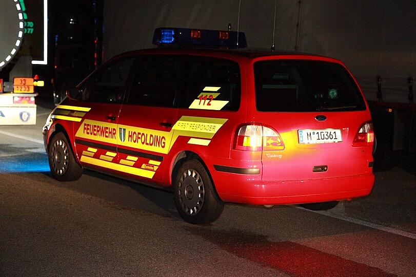Crash auf dem Autobahnparkplatz an der A8: Ein Sattelzug rammt einen parkenden LWK - der Fahrer muss von der Feuerwehr gerettet werden.